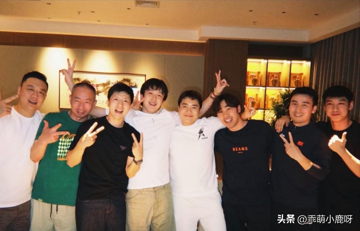 王楚钦给梁靖崑和龙队庆祝生日，蛋糕中间放了一个寿桃，还是黑天鹅出品的！
大胖30