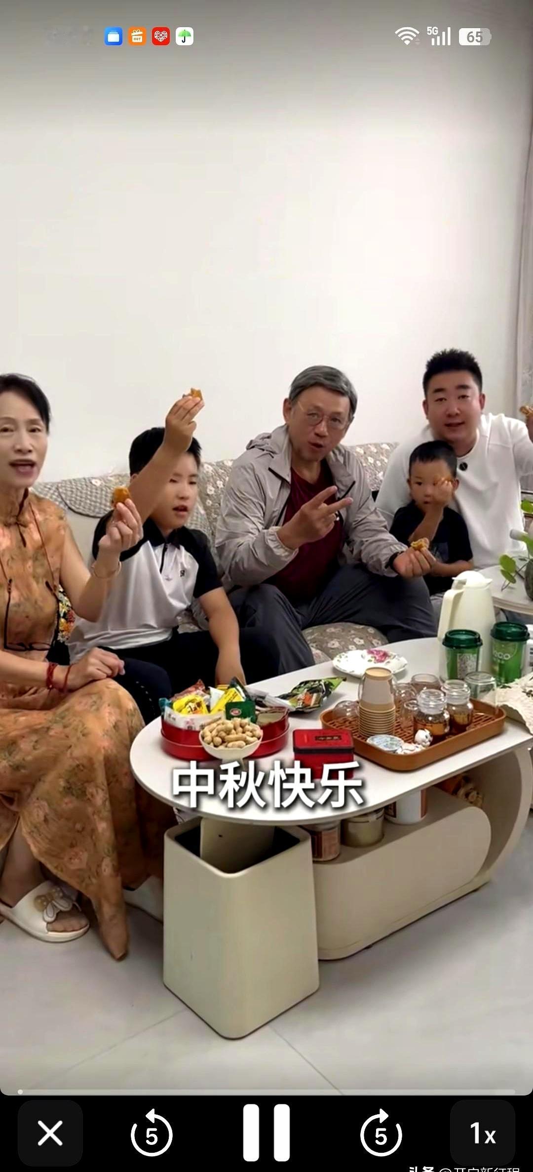 中秋那顿饭，崔哲端着酒杯喊出那声爸的时候，老崔手抖得差点没接住。
桌上俩孙子闹腾