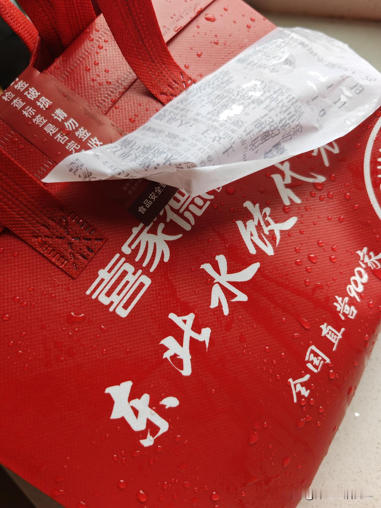 昨天家里下了一天的毛毛细雨，我没有出去买菜，给老公打电话想吃什么晚饭？他说随便，