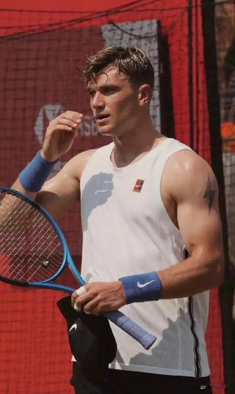 巴塞罗那首轮🇬🇧德雷珀被迫退赛。
他和埃切维里的比赛打到第三盘收到膝伤的困扰