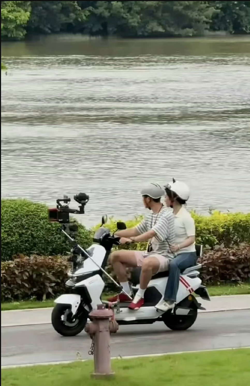 网友曝张晚意沈月新剧《但愿人长久》路透，我想问下这个剧是现偶吗，这状态也太夸张了