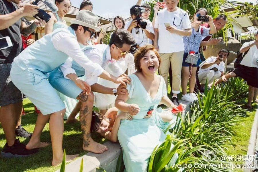 包贝尔曾三次公开致歉柳岩包文婧曾说再信包贝尔一次时间过去多年，婚礼婚闹事件依旧时