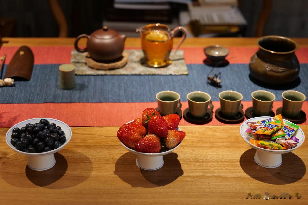 长期喝茶叶水是有好处的。茶叶里的茶多酚抗细胞衰老作用很强，抗氧化性比维生素E、C