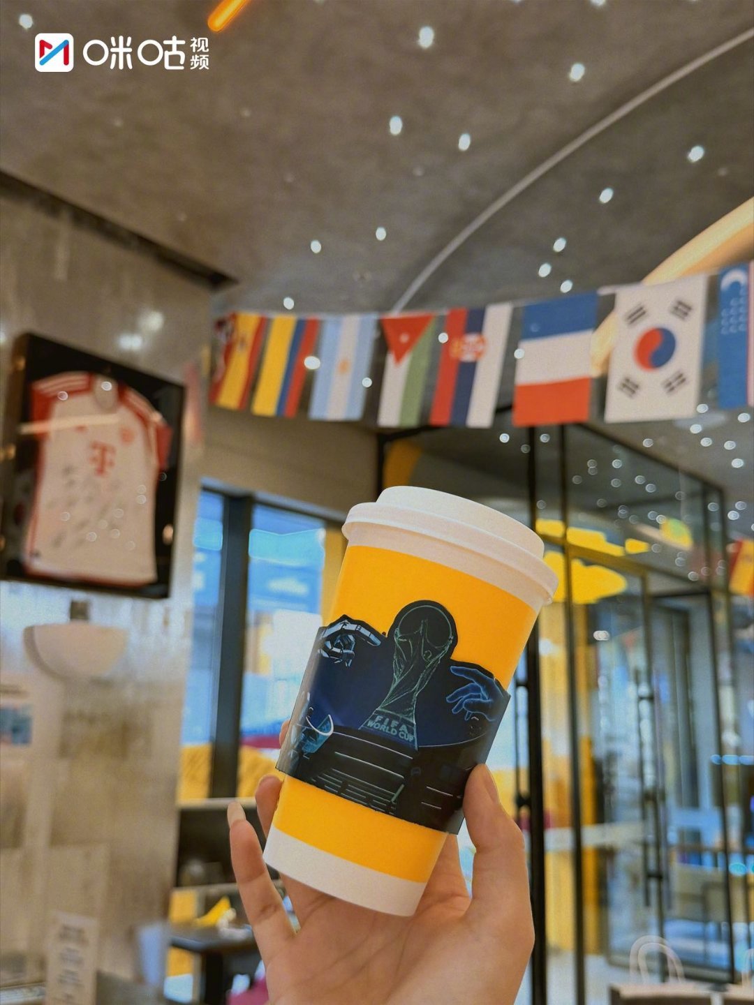#世界杯预测人机大战# ✖️限定主题杯套+纸袋已上线！科技感拉满，拍照出片神器随