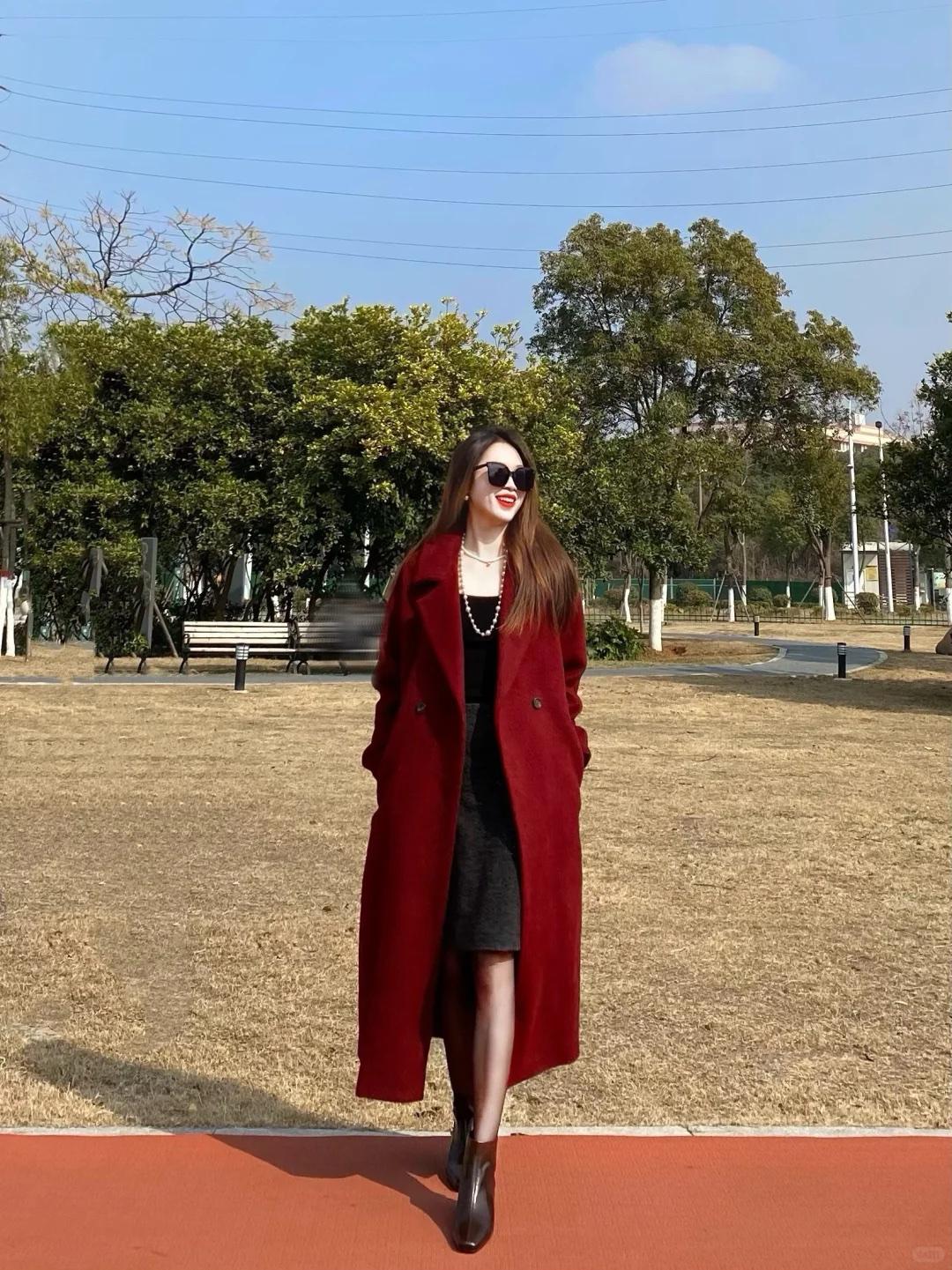 那就大大方方的漂亮～
红色大衣 黑丝 短靴 新年战袍准备好了