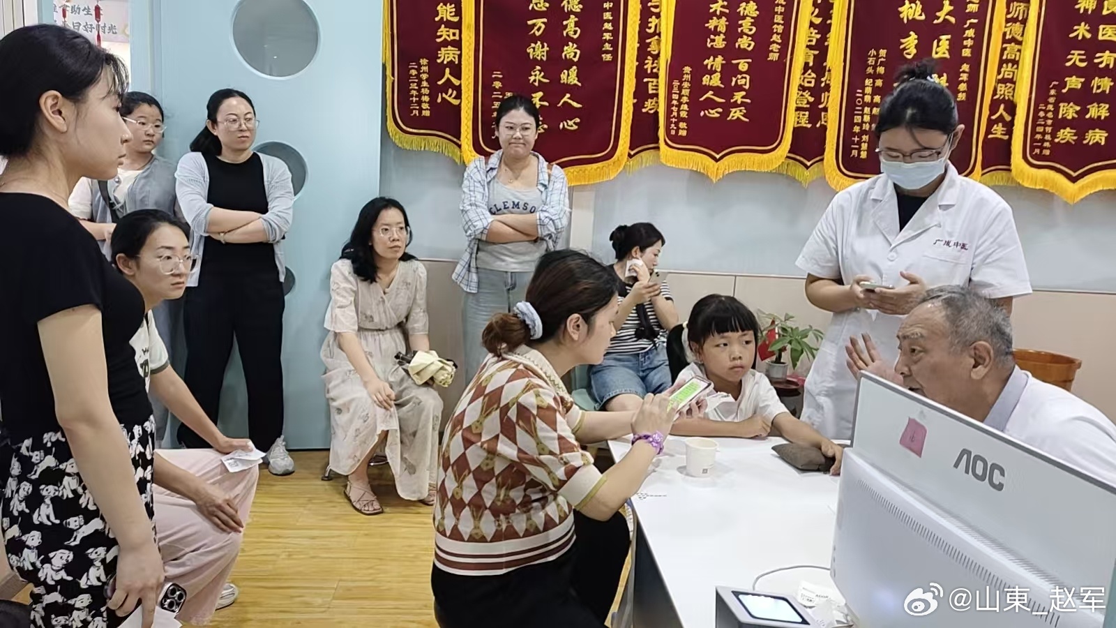 中医课走进中小学，是传承文化根脉的重要举措。中医药作为中华优秀传统文化的瑰宝，蕴