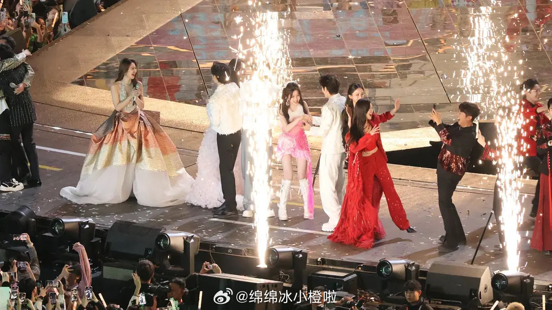又一组神图 烟火下的我们[哈哈][舔屏][舔屏][舔屏]绝美！[太开心][太开心