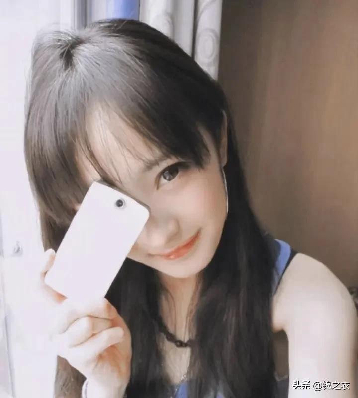 杨幂仙剑三播出的时候才23岁，宫播出的时候也就25岁，相当于现在的00花。

不