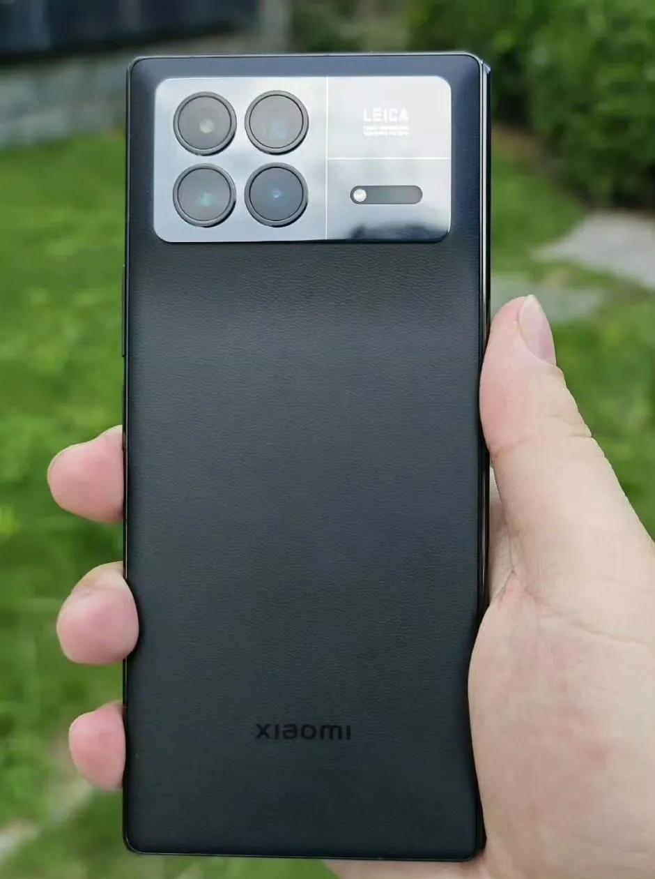 小米 MIX Fold3 搭载徕卡四摄，有些米粉用这来嘲讽荣耀MagicV2，认