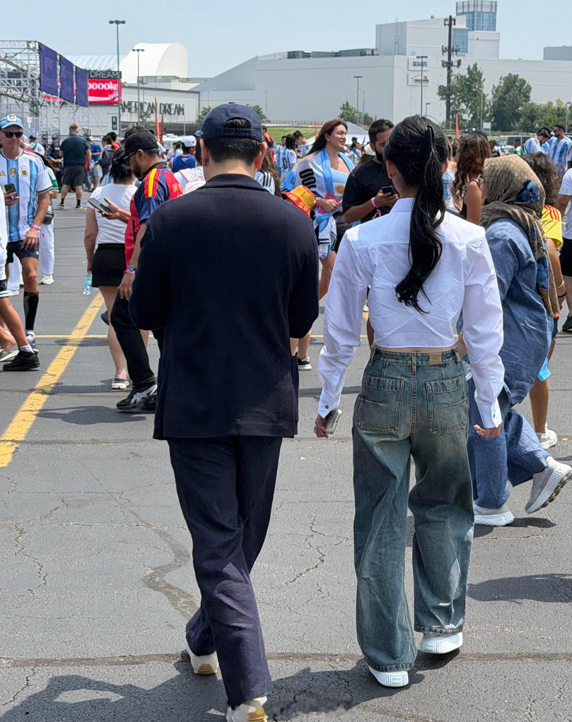 2026年美加墨世界杯决赛现场，林俊杰与女友七七全程挽手同行、亲密互动。这是两人
