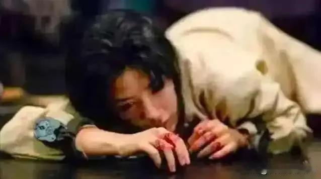 1182年，名妓严蕊被朱熹抓进大狱，狱卒扒掉了她的衣服，强迫她趴在冰冷的地砖上，