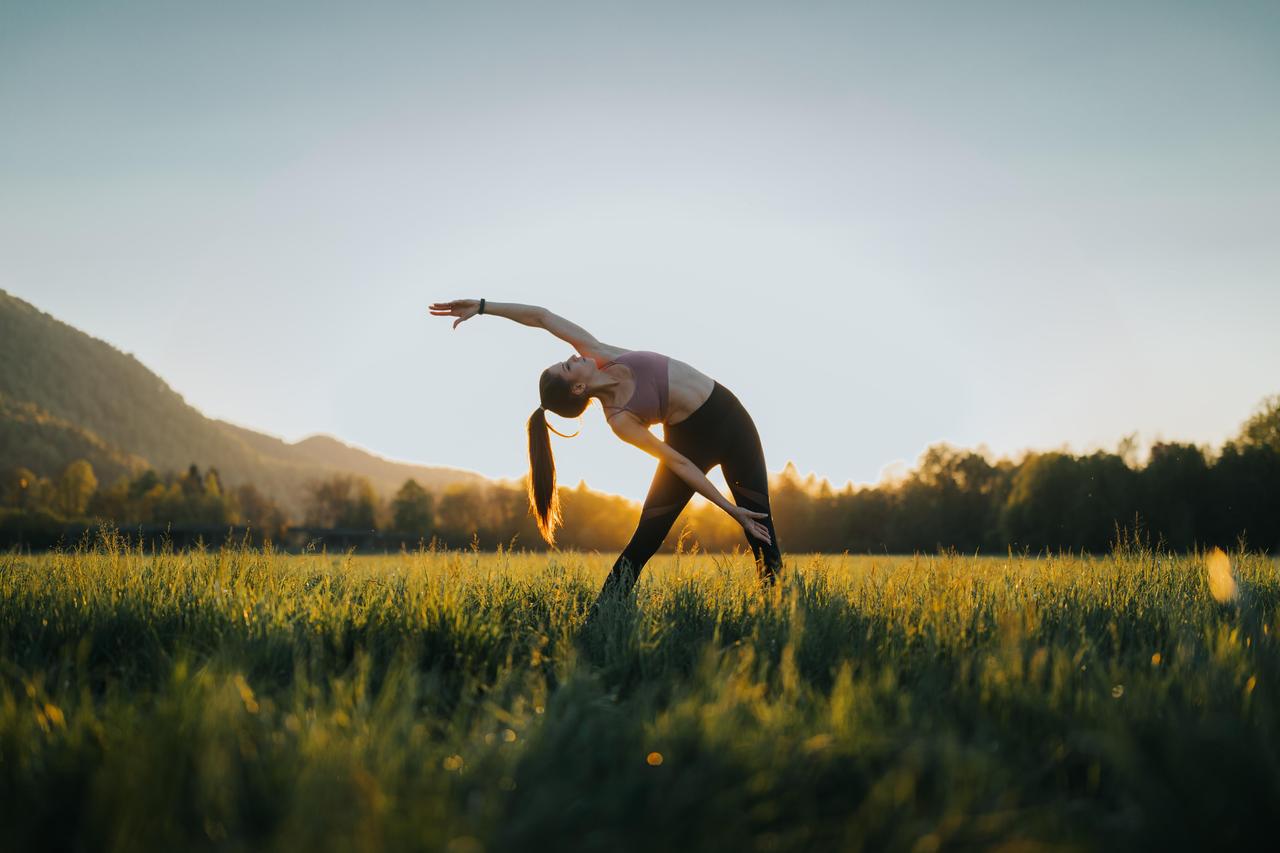 接纳情绪，不逼自己“必须快乐”：难过、烦躁都是正常情绪，不用对抗，允许自己emo
