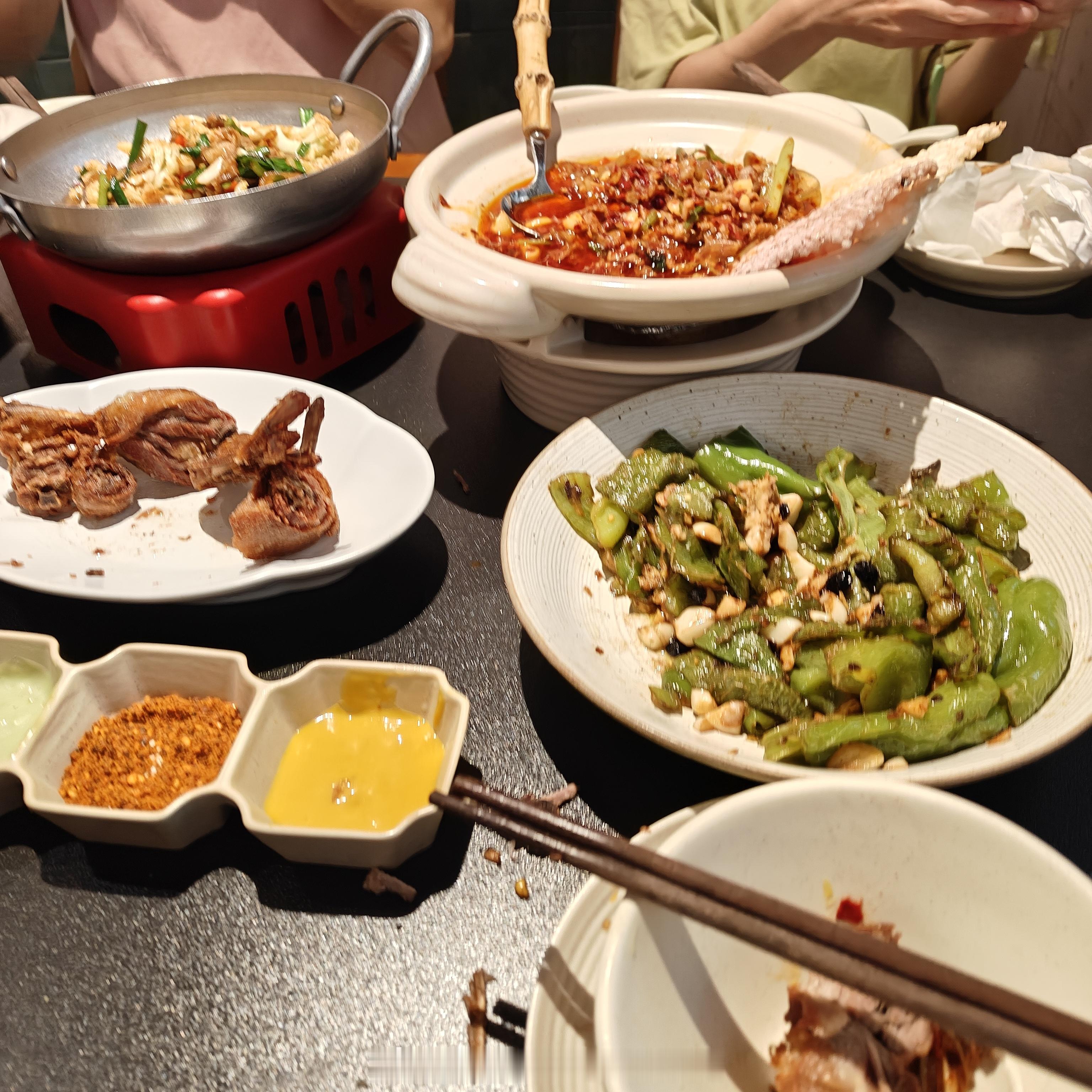 感觉赣乡野的味道偏辣了点不过这个鸭子的口感确实酥脆蘸酱的蜂蜜和芥末也挺不错的口味