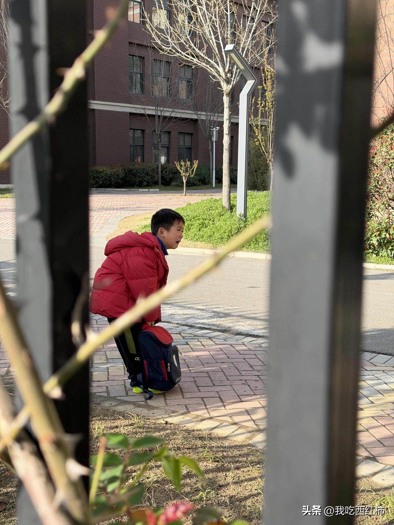 一年级非常排斥上学的这天，我俩都哭了
最近孩子每天早上起来都不想去学校，今天终于