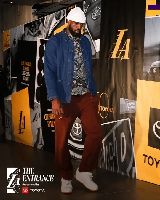 球员入场，文总也是挺帅的。黄蜂vs湖人