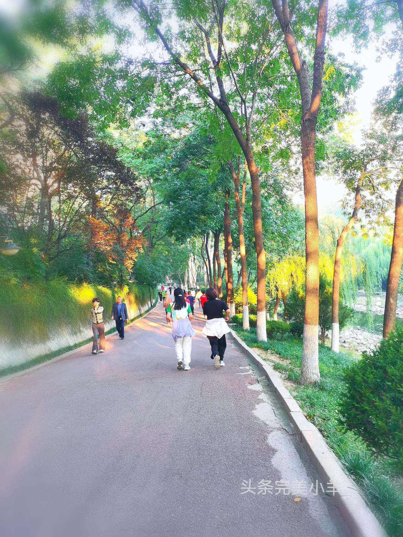 #随手记录秋日生活#
地标潍坊，9月24日，星期二，早14℃醒来一看表，5点多了
