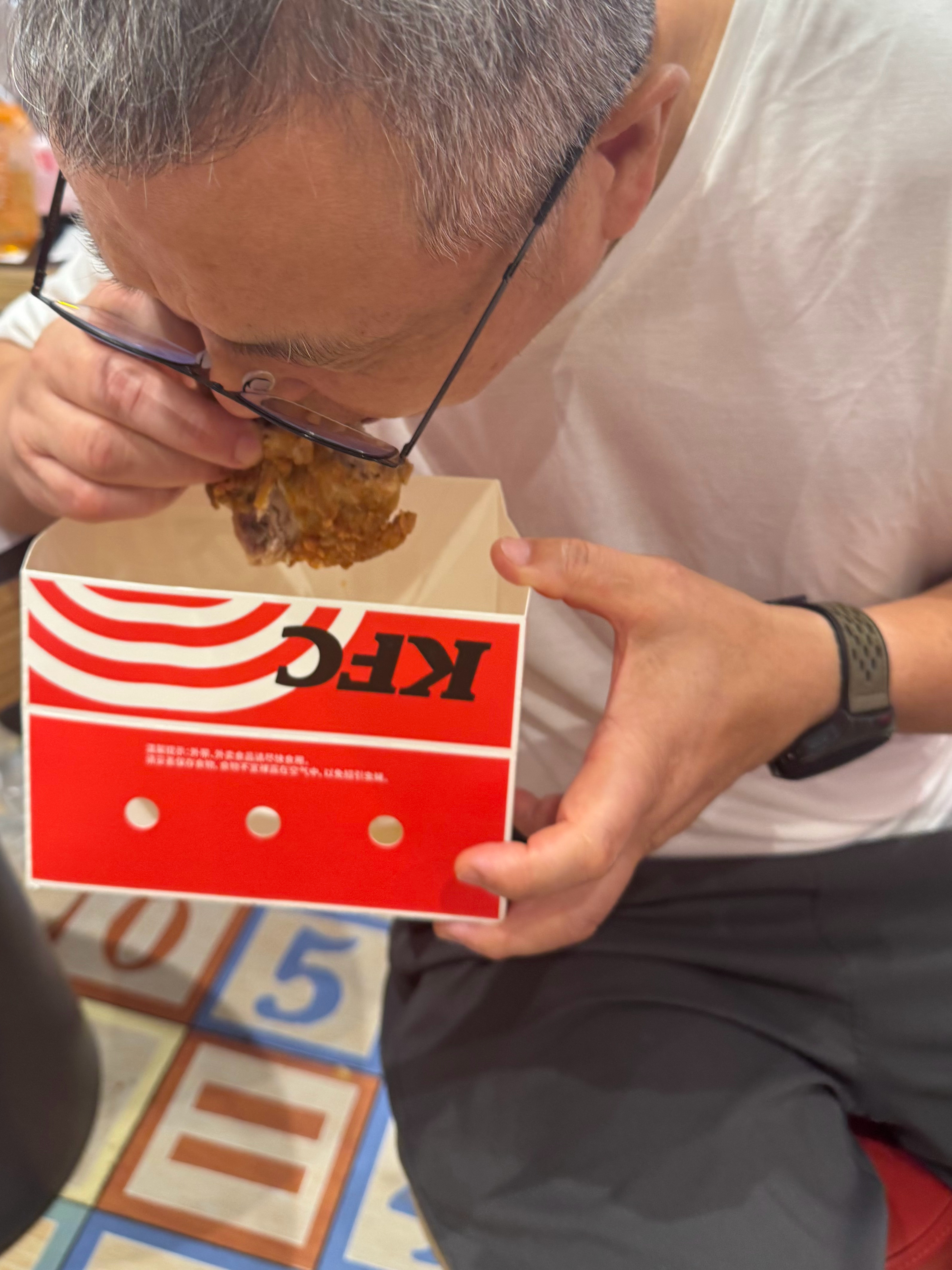 喊我爸一起吃点儿，我爸：都是垃圾食品乔妹：偶尔吃吃没事的，又不是每天吃 