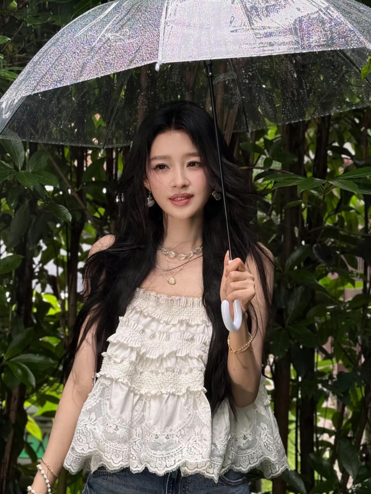 孙怡，透明雨伞、白裙，是一整个雨季的温柔。