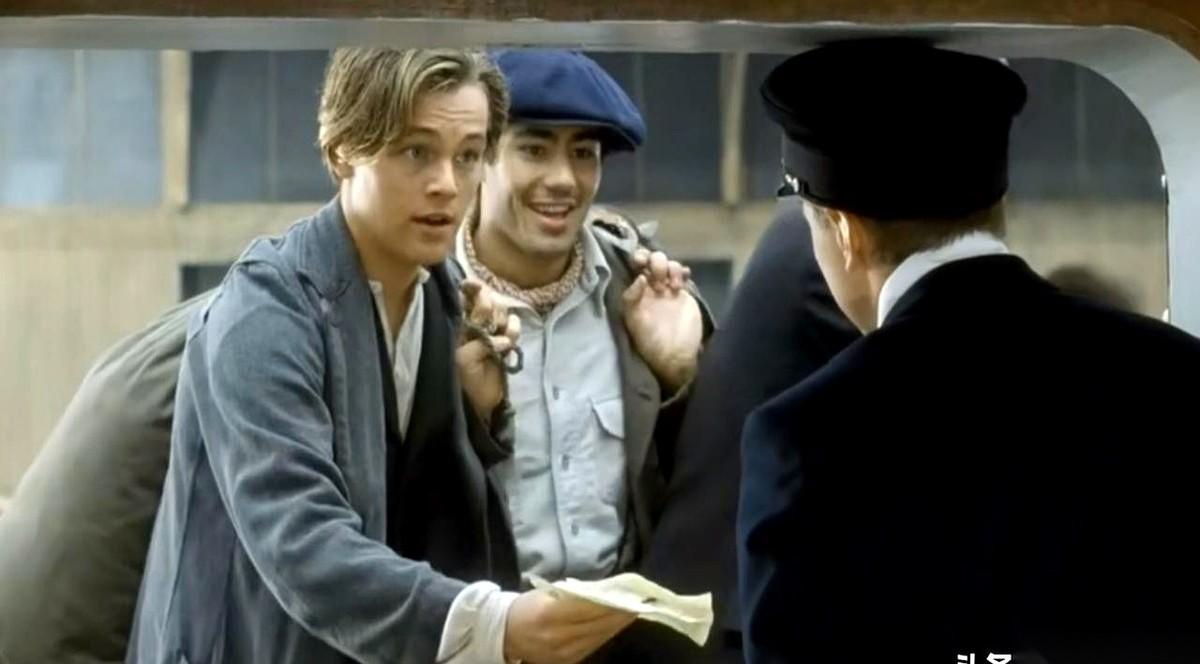 我跟你说，很多人看了几十遍《泰坦尼克号》都没整明白。
杰克在码头撒的那个谎，比他