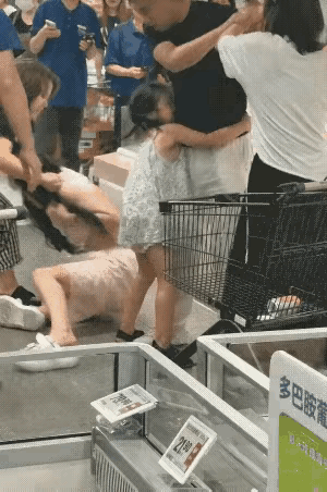 路人甲：为什么小三永远打不过正室正妻？
路人乙：你见过小三长得五大三粗的吗？
路