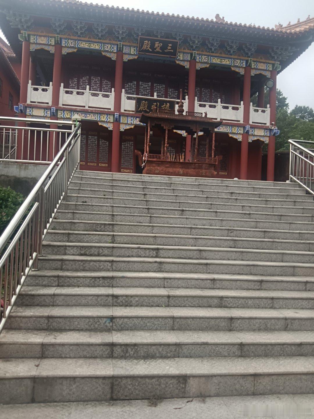 来庙里了，今天好多人呀。福报积德行善
