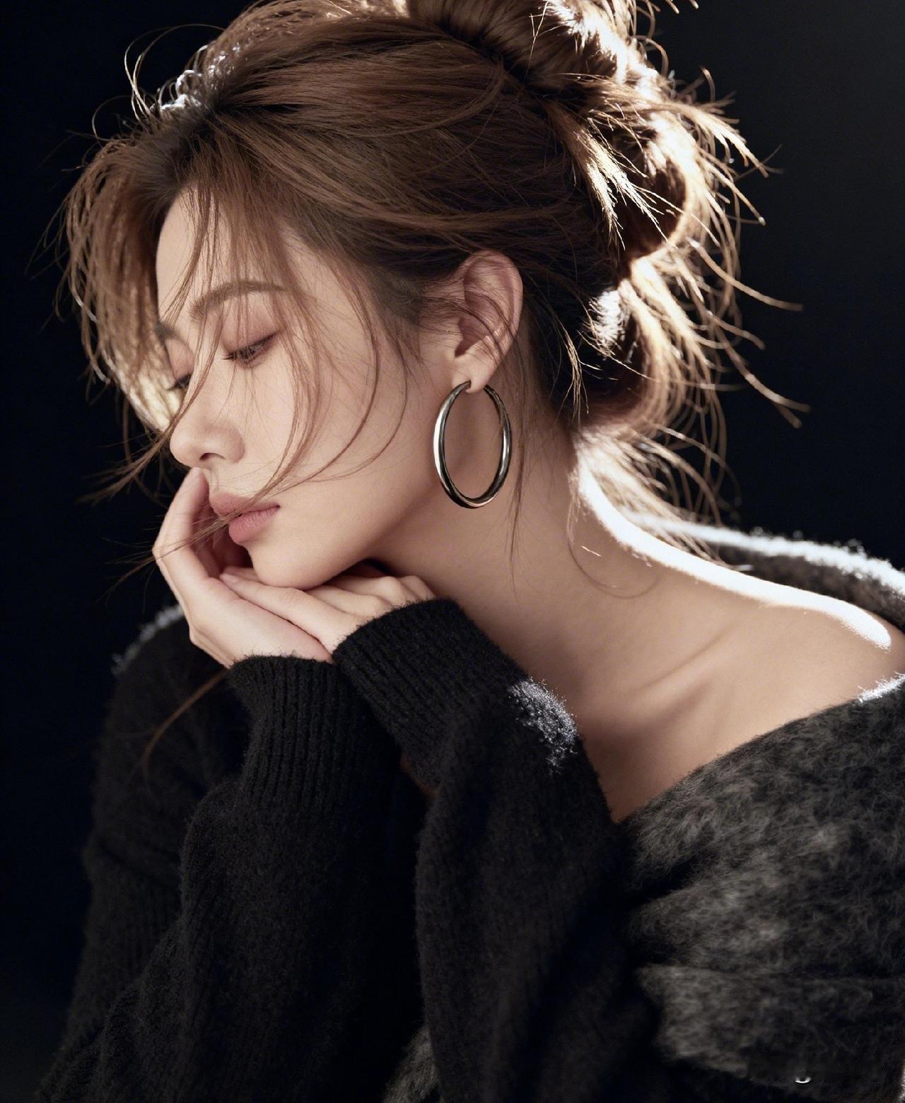 长久的爱，真不需要死咬忠诚。
靠捆绑换不来真心，靠看管留不住感情。
越是强求忠诚