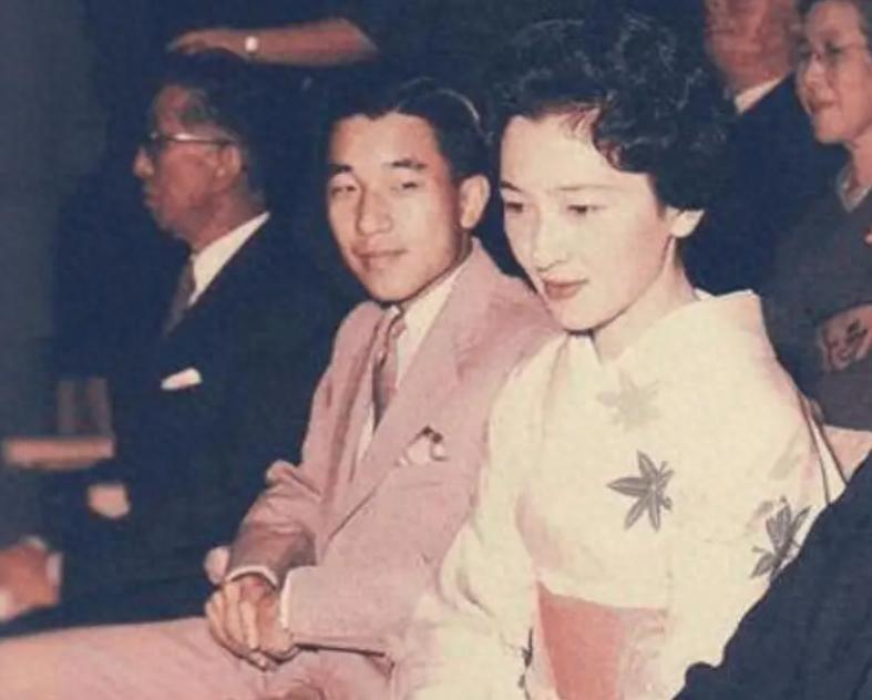 日本良子皇后长达41年对漂亮儿媳施加压力，将她的大饼脸基因扩散到三代，引发家庭争