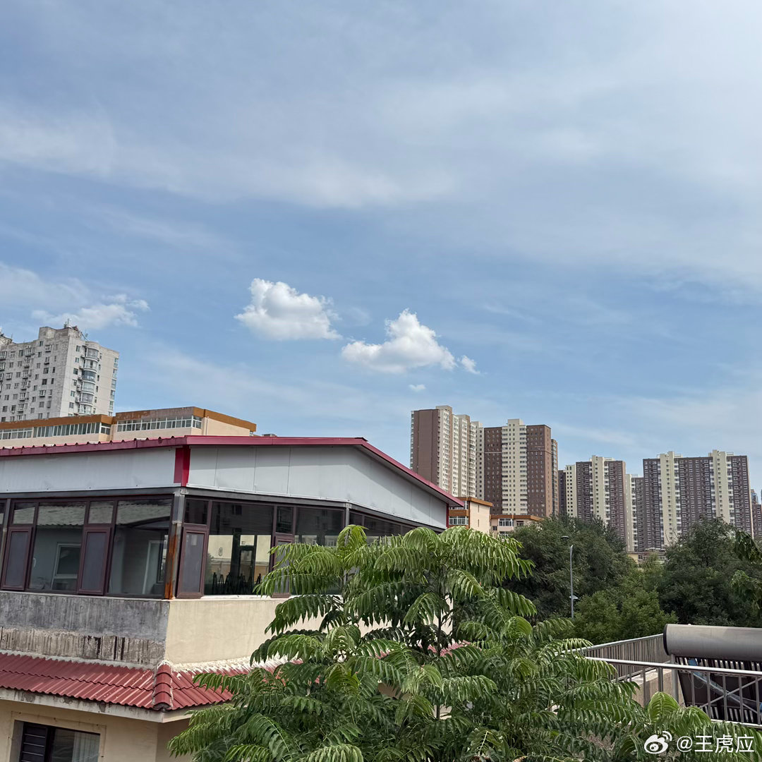 云天收夏色 