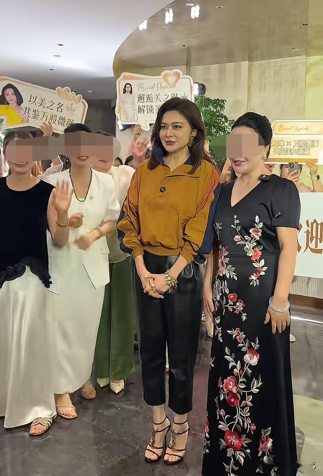 6月13日，关之琳现身武汉参加美业品牌沙龙活动，焦糖姜黄色拼色短款休闲夹克，搭配