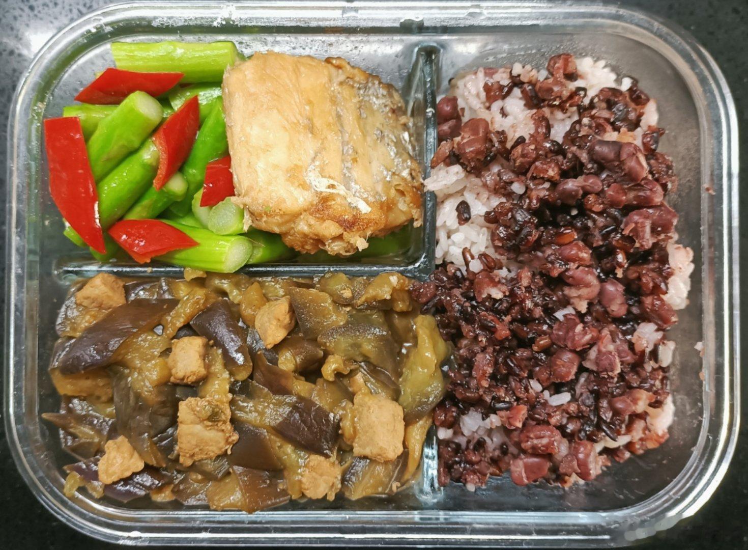 #儿子的午餐##这个问题吃什么# 红豆紫米饭，肉丁茄子，辣椒炒芦笋，烧带鱼 ​​