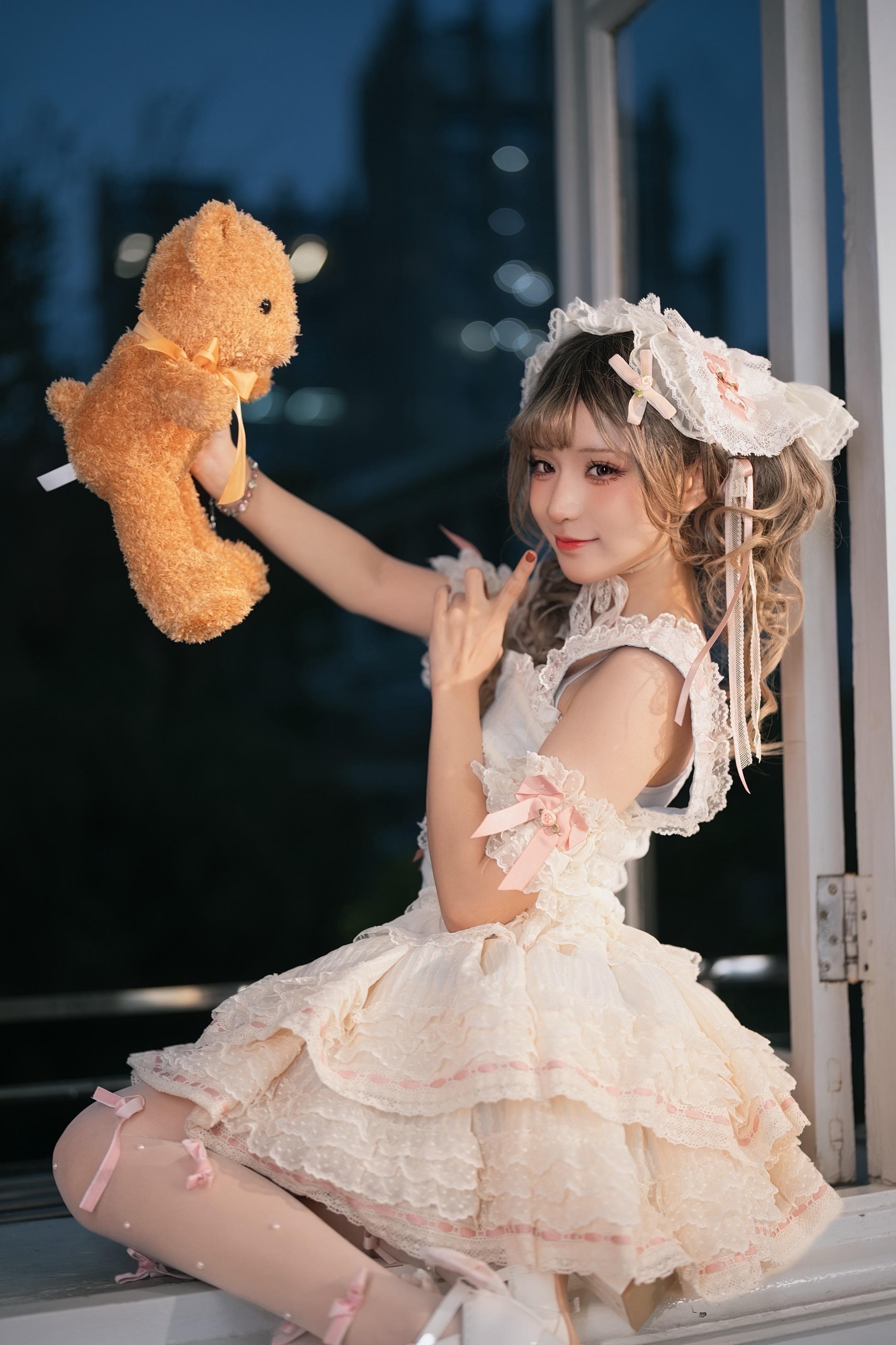 蕾丝裙+玻璃窗，温柔感拉满。