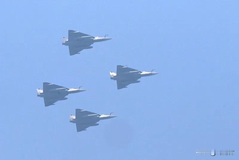 记者：战机坠毁打碎莫迪制造大国梦 记者：战机坠毁击碎莫迪制造大国梦
印度光辉战机