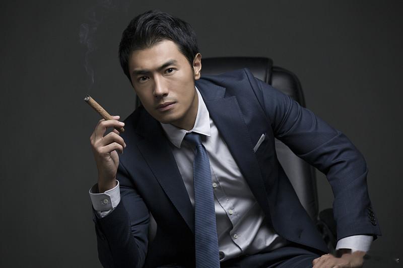 发现一个变自信的炸裂的方式想变自信？先装。装外表——化个妆，气场两米八；装语速—