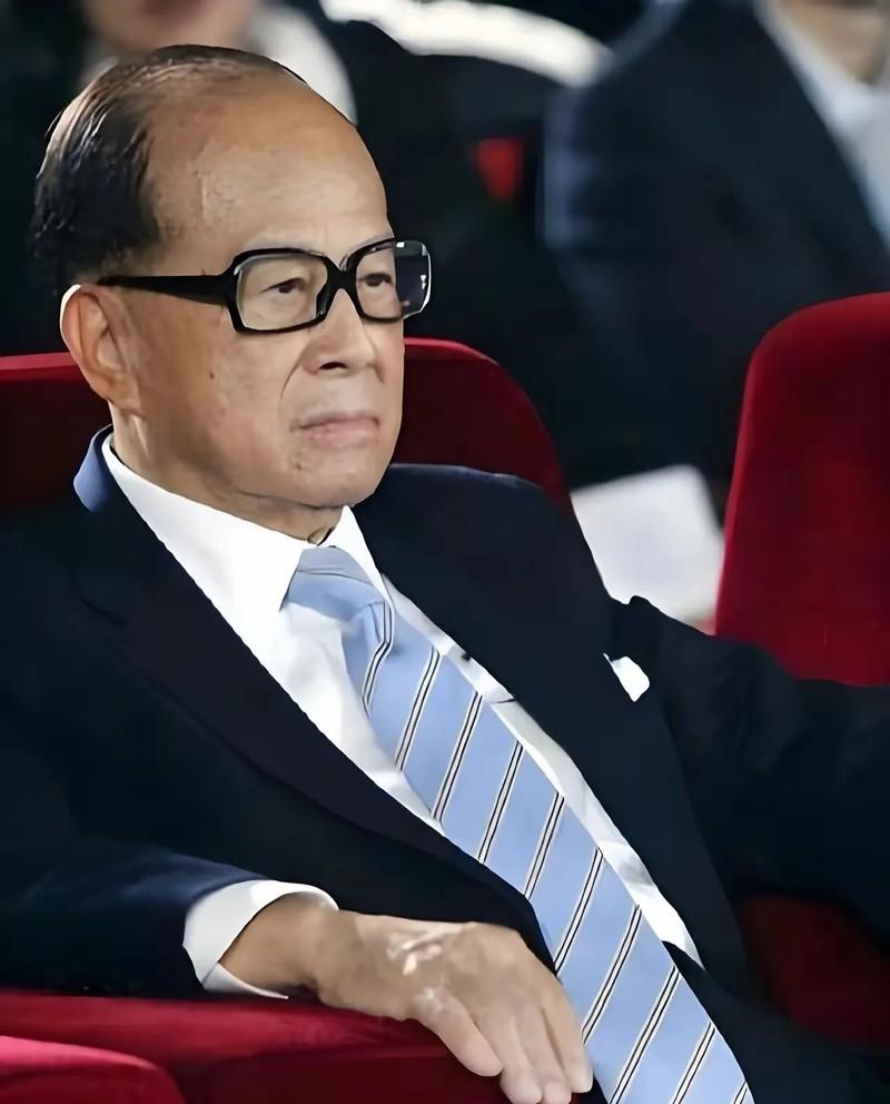 “沉默145天后，李嘉诚终于低头”，7月28日清晨，长和的一纸公告在港交所刷屏—