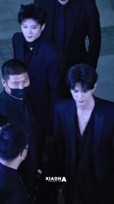 闫桉、邓凯YSL活动同框 