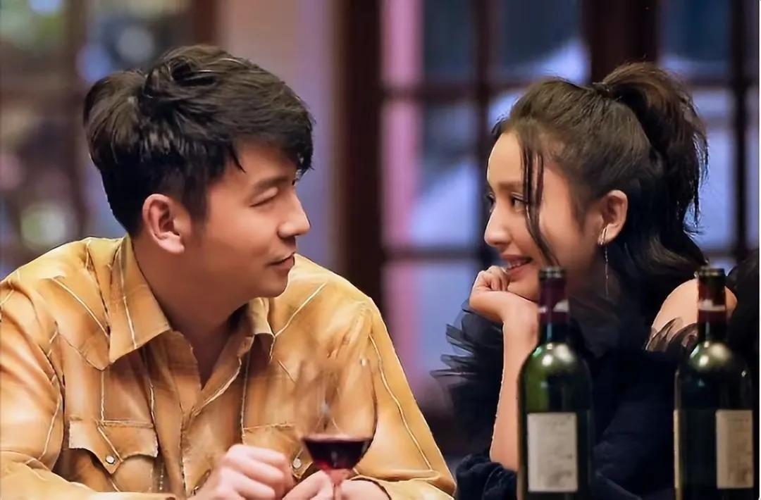 戏里的夫妻戏外的搭档，其实他俩挺适合做夫妻的，也是一对荧屏CP，也是人人叫好的一