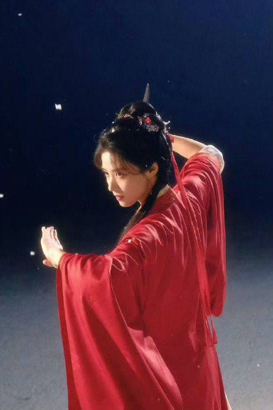 卢昱晓新剧神性的一滴泪卢昱晓红衣回眸这一眼红衣回眸氛围感拉满，眼角泪珠悬而未落，