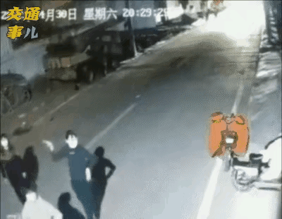 退休阿姨马路上跳广场舞。回头一看，舞伴竟然少了一个。[伤心] 