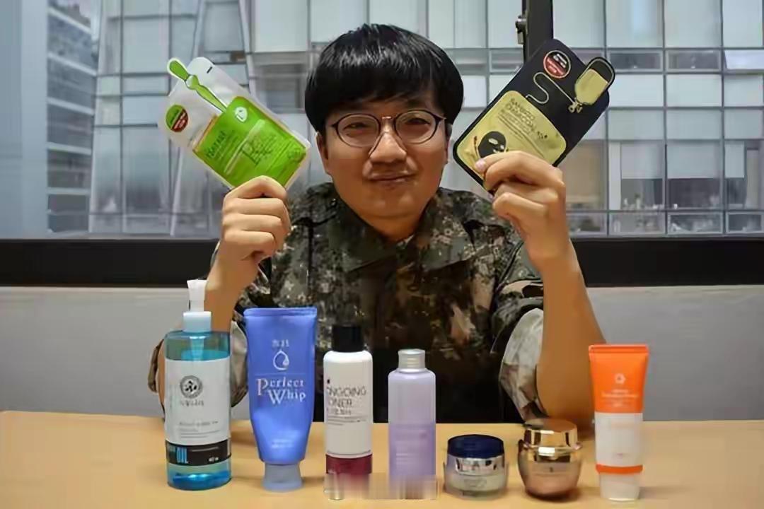这名韩国士兵在镜头前骄傲地晒出了他所有美容护肤产品。

种类繁多，想要涂抹一个遍