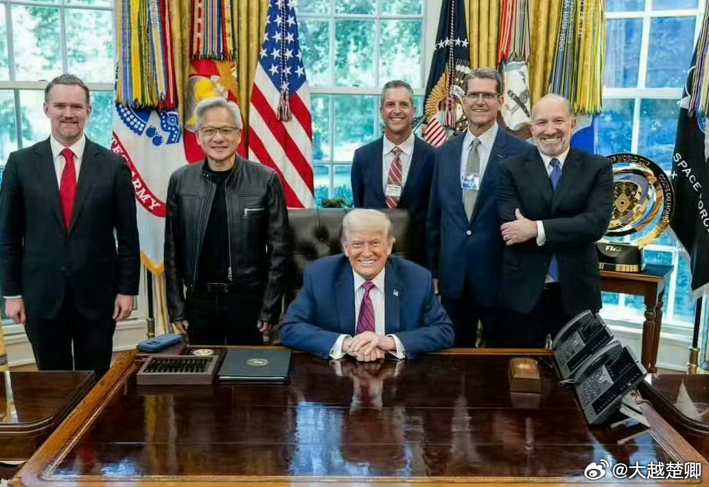 黄仁勋说，美国那些所谓“对华鹰派”自以为顶着的是光荣勋章，其实是耻辱头衔。他们正
