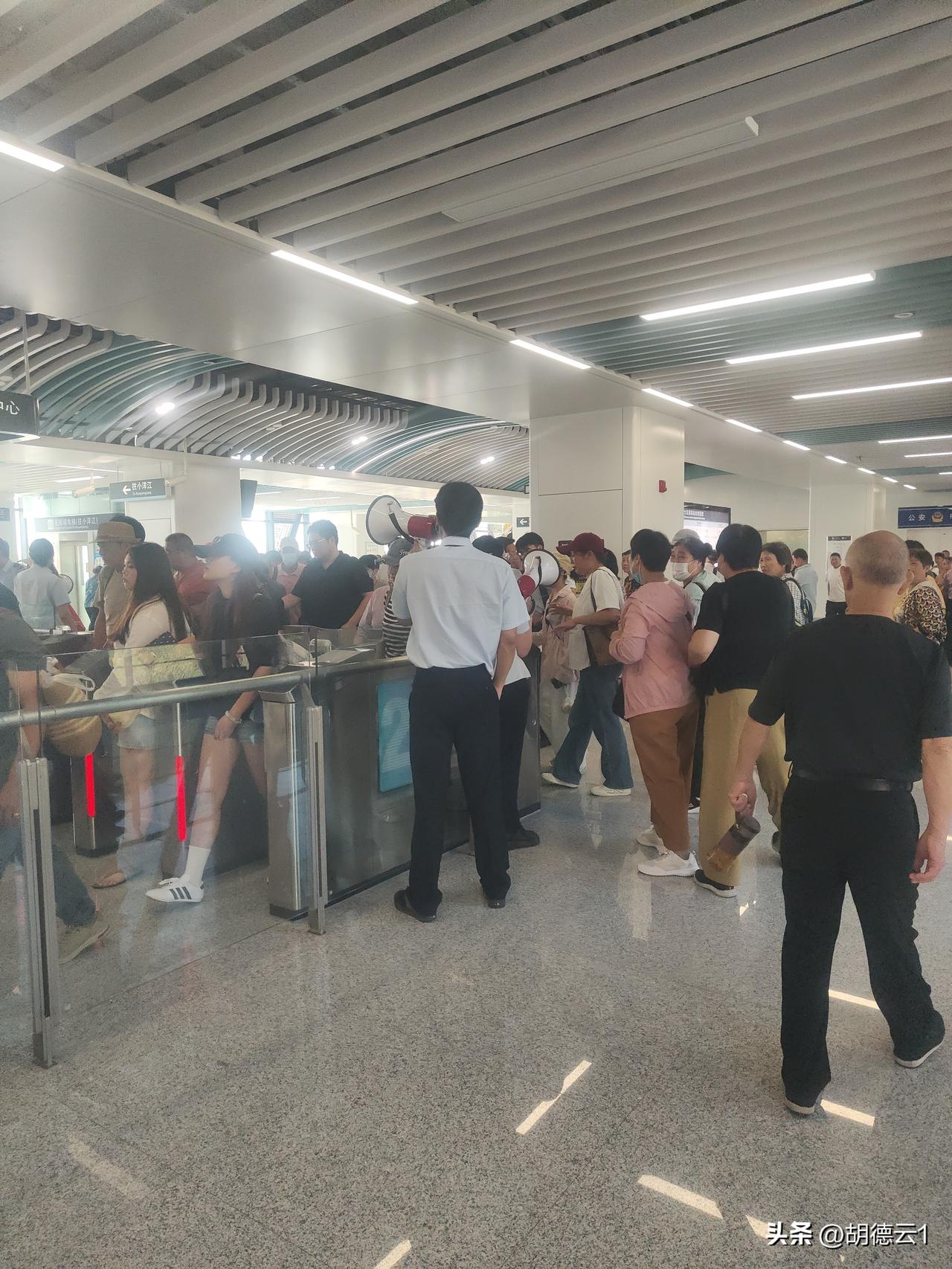 今早跟着凑了宁波到象山12号线的热闹，可以说12号地铁线真“牛”。
从4号线直接