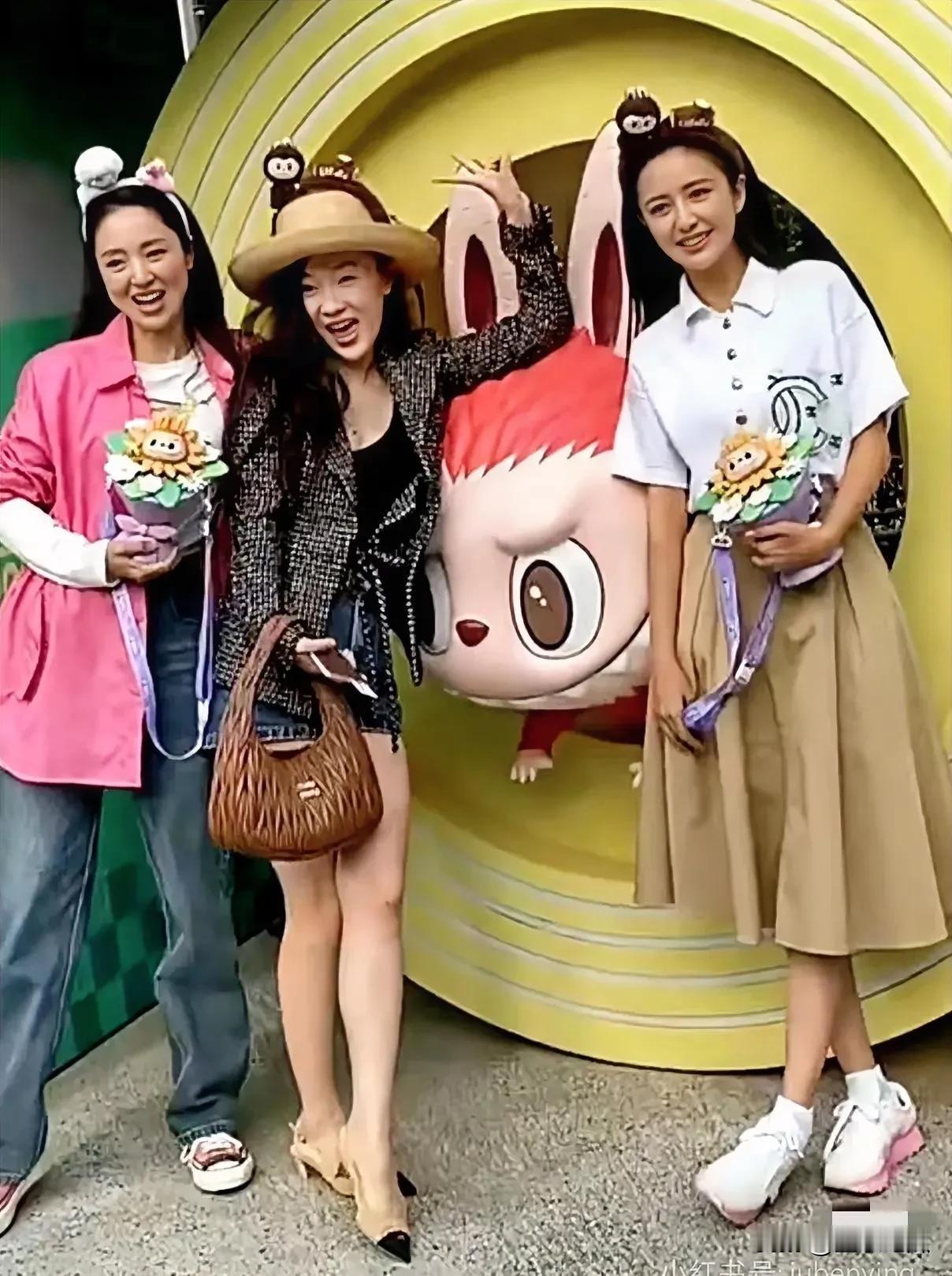 三位女明星合照，佟丽娅虽然皮肤有点黑，但气质绝佳。身穿秀花白衬杉显得格外的迷人。