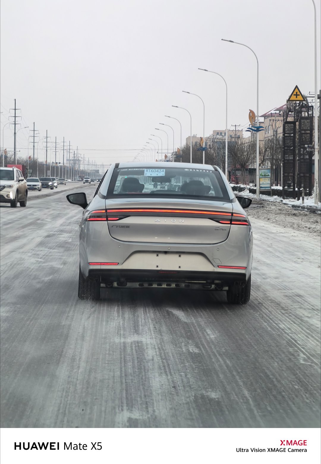 路上看见辆没上牌的新车，这底下这根梁就这样暴露这吗？[二哈] ​​​