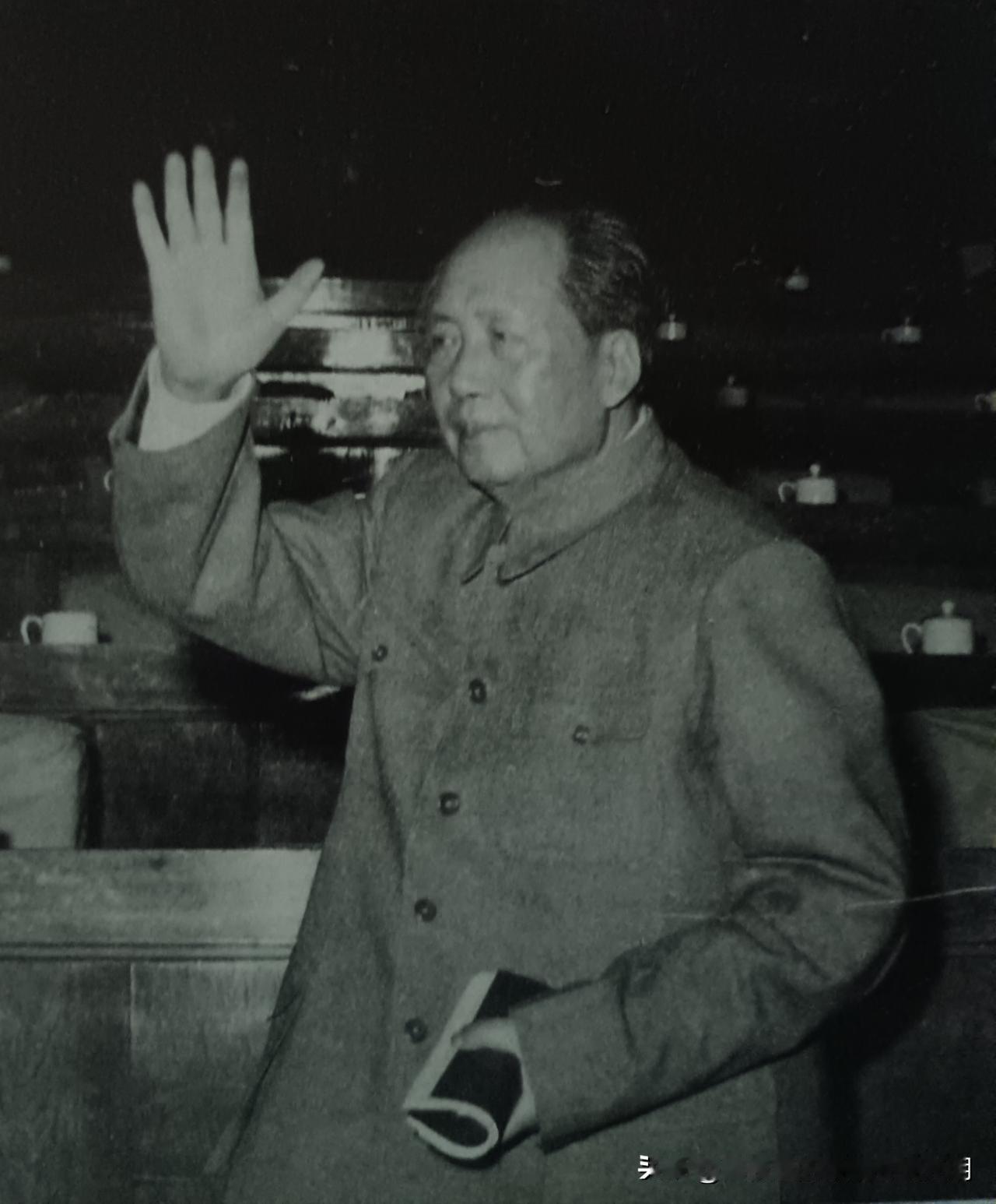1962：七千人大会闭幕时面色沉重的毛主席

【纪念毛主席逝世50周年专题图文（