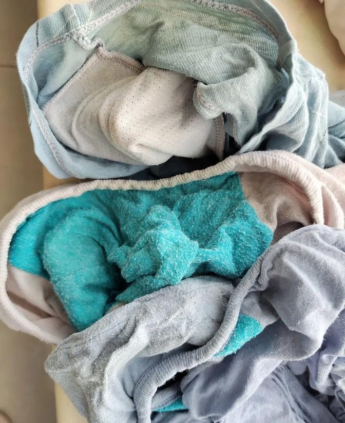 刚才收拾儿子的衣柜，翻出几条裤裆特别黄还硬邦邦的内裤，看着有点心疼又无奈。这种情