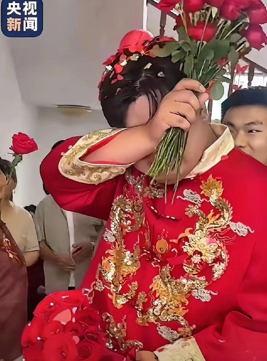 这个丈母娘，火到央视新闻！”江苏连云港，新郎上门接亲，想过被堵门刁难，但女方家的