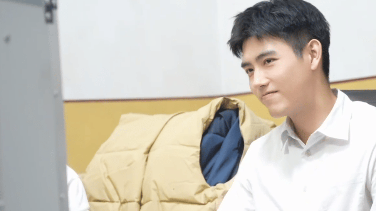 这居然是陈飞宇的素颜纯真年代的爱情 褪去妆造的陈飞宇，整个人都柔和了下来。那种不