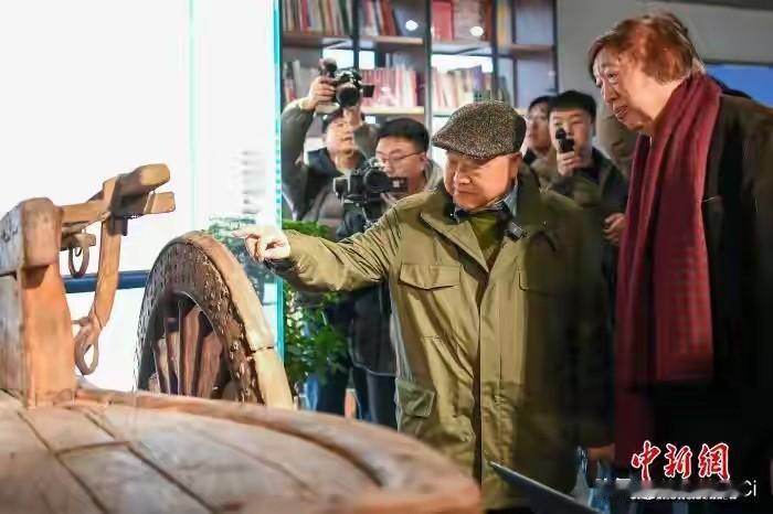 莫言概括冯骥才老师，做人，交友，更指艺术。做人真性情，交友热心肠，赤脚追天马，空