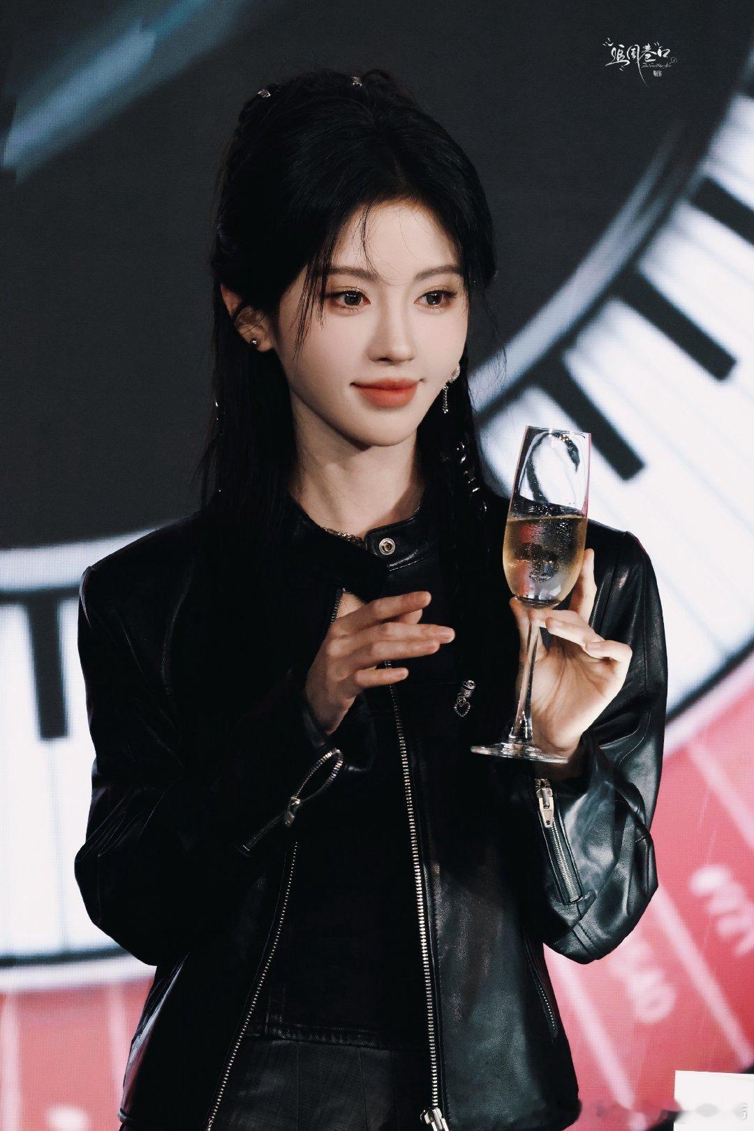 🍊鞠婧祎阿黛💙鞠婧祎 当世界凉如荒岛 我也依然是你的依靠^⌯𖥦⌯^