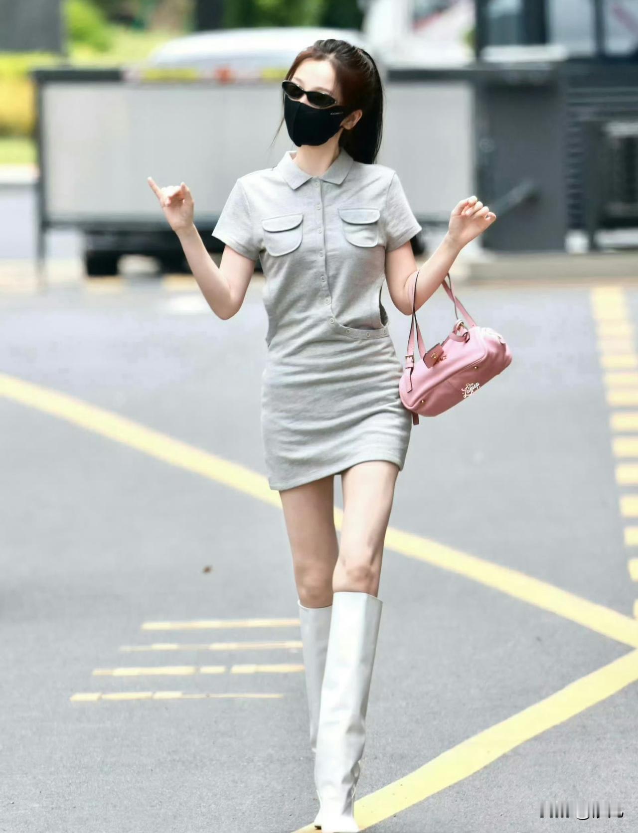 虞书欣活动


虞书欣又高又瘦，身材太棒了，大长腿美女！戴墨镜非常酷，现场粉丝人